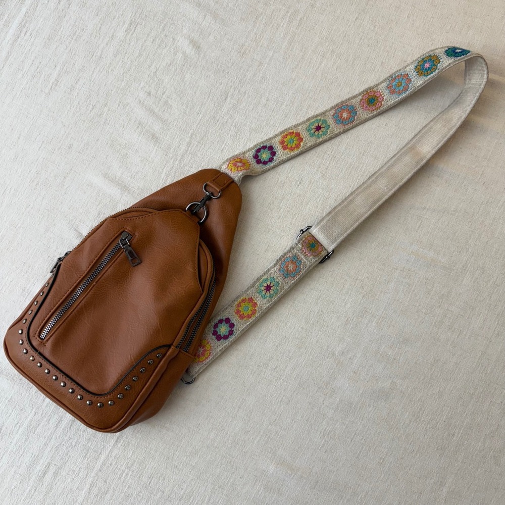 Sam & Hadley Brown‎ Studded Sling Crossbody Bag Floral Guitar Strap L23